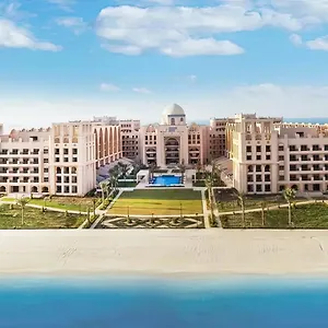 Fam Living - Private Beach Escapes In Palm Jumeirah Apartment